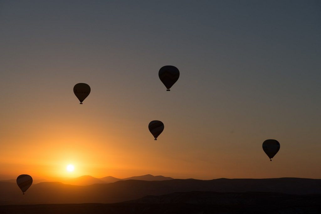 Imagem de Balões subindo, ilustrando a ideia do retorno ao mundo espiritual