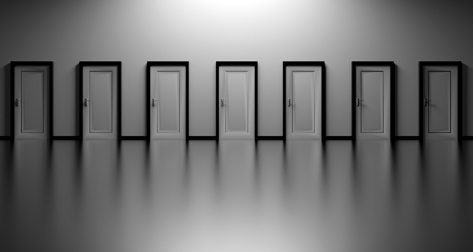 Imagem de um salão com várias portas de saída fechadas